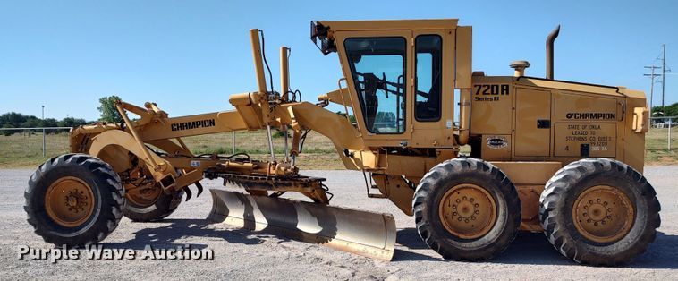 image for item LU9179 1993 Champion 720A  motor grader