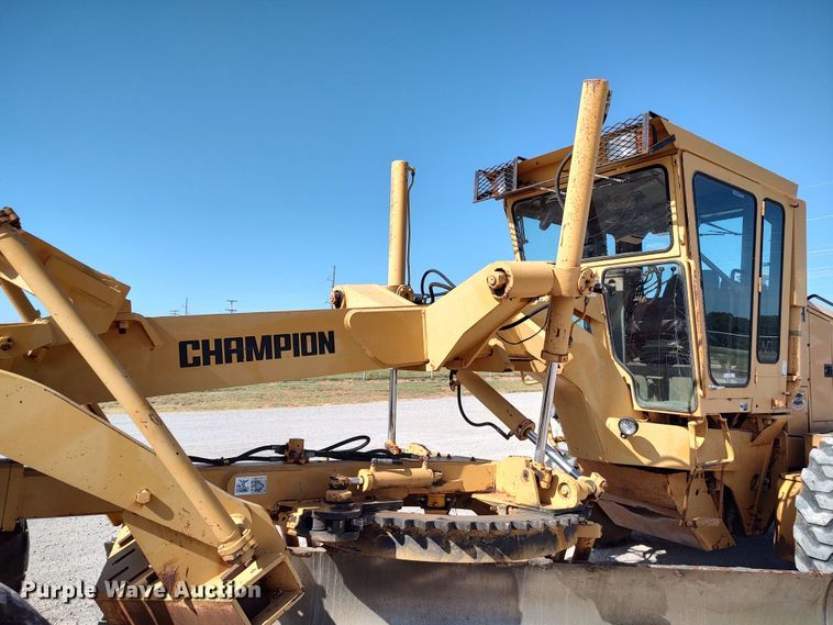 image for item LU9179 1993 Champion 720A  motor grader