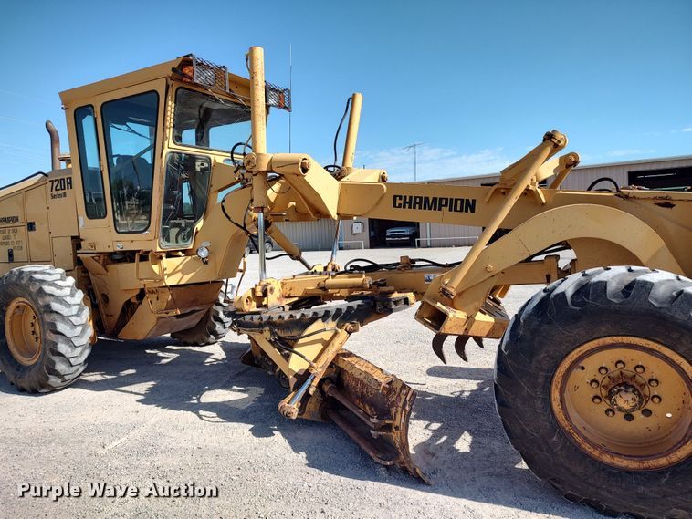 image for item LU9179 1993 Champion 720A  motor grader