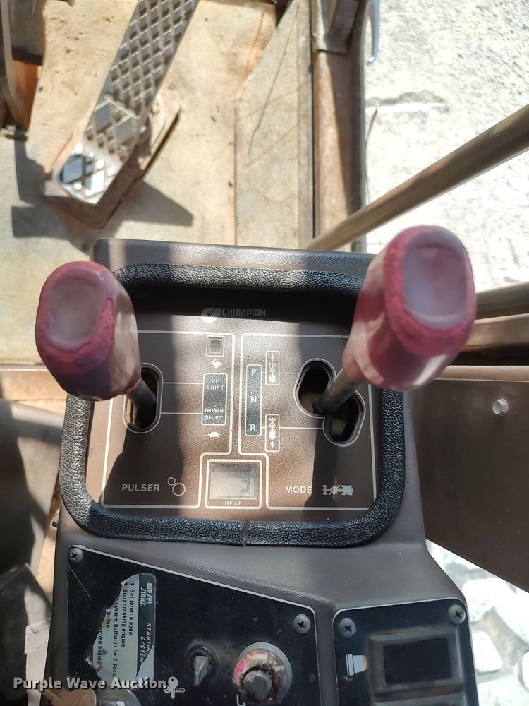 image for item LU9179 1993 Champion 720A  motor grader