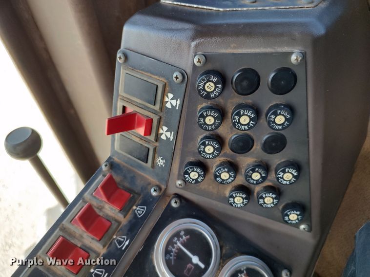 image for item LU9179 1993 Champion 720A  motor grader