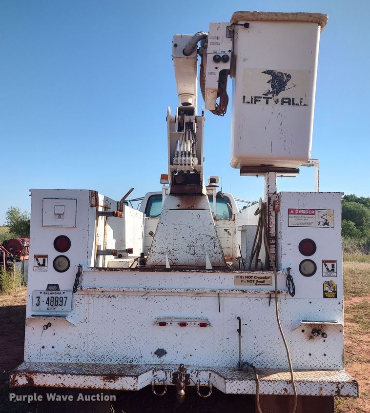 image for item LU9207 1994 Ford F700  bucket truck