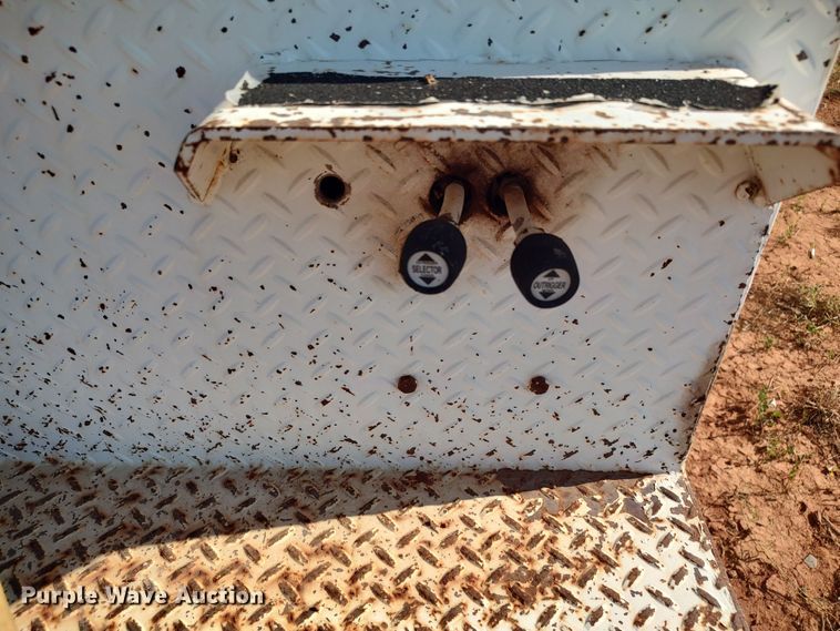 image for item LU9207 1994 Ford F700  bucket truck