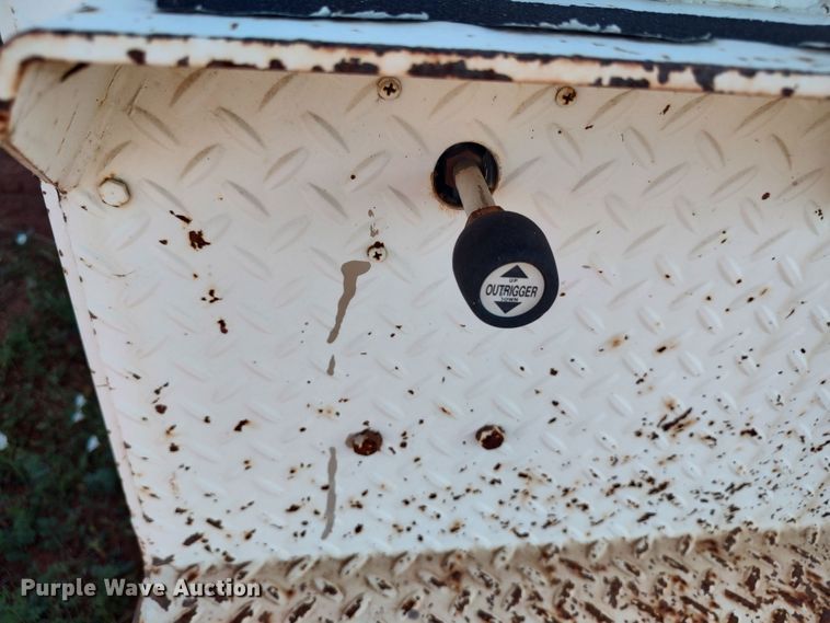 image for item LU9207 1994 Ford F700  bucket truck