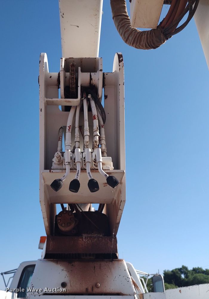 image for item LU9207 1994 Ford F700  bucket truck