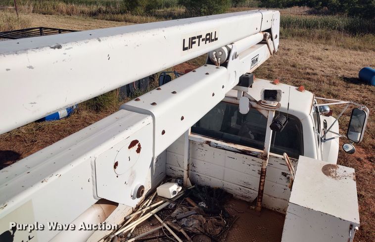 image for item LU9207 1994 Ford F700  bucket truck