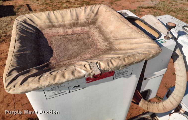 image for item LU9207 1994 Ford F700  bucket truck