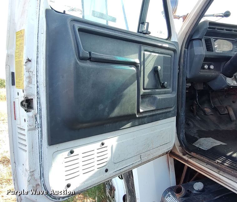 image for item LU9207 1994 Ford F700  bucket truck