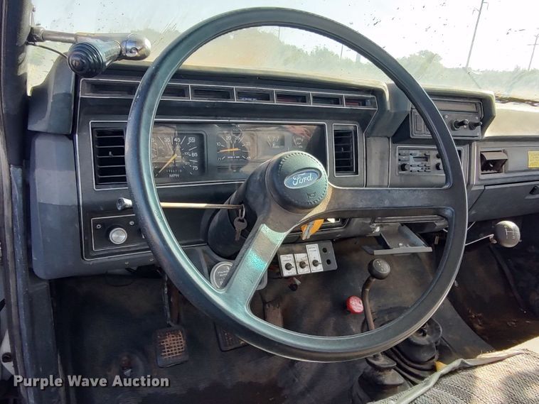 image for item LU9207 1994 Ford F700  bucket truck