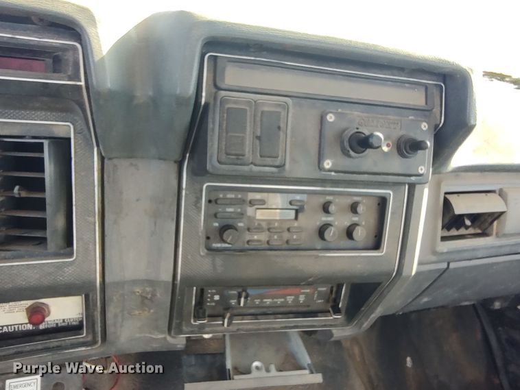 image for item LU9207 1994 Ford F700  bucket truck