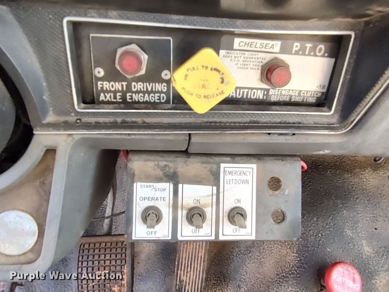 image for item LU9207 1994 Ford F700  bucket truck