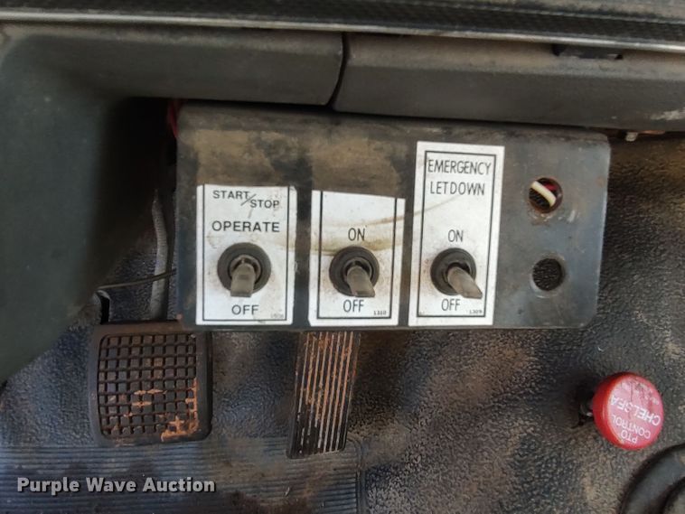 image for item LU9207 1994 Ford F700  bucket truck