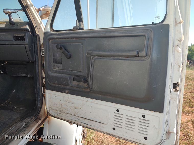 image for item LU9207 1994 Ford F700  bucket truck