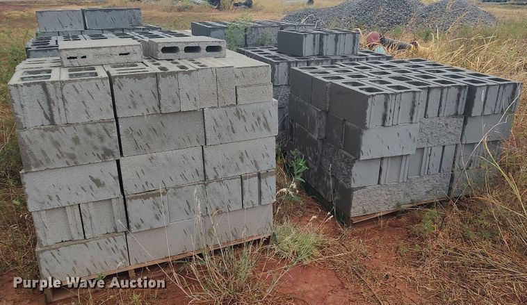 image for item LU9260 Approximately 120 concrete blocks