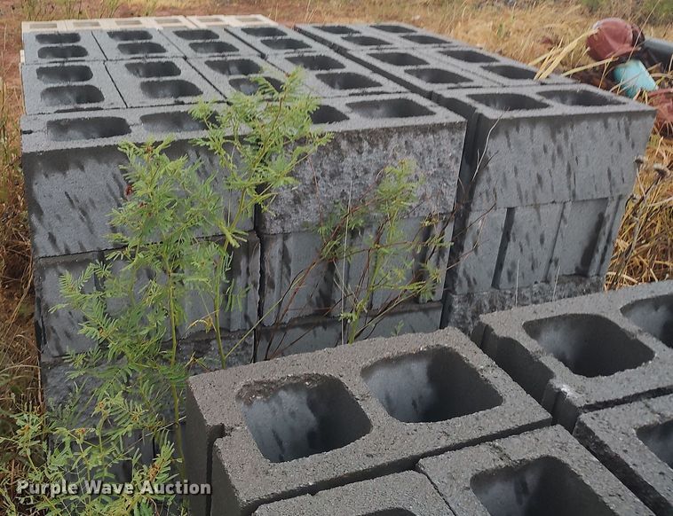 image for item LU9260 Approximately 120 concrete blocks