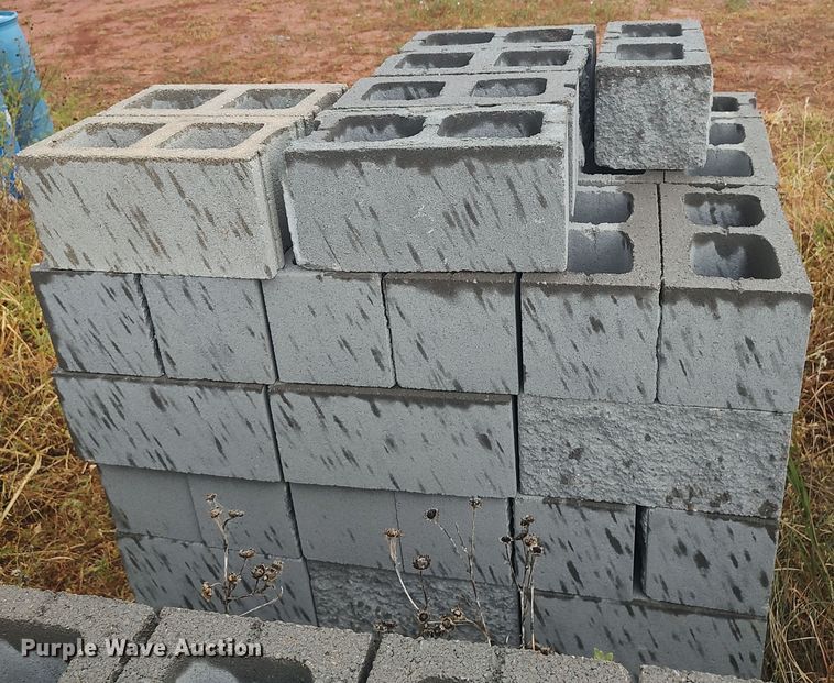 image for item LU9260 Approximately 120 concrete blocks