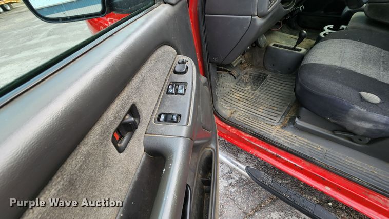 image for item MK9036 2003 Chevrolet Silverado 2500HD  pickup truck