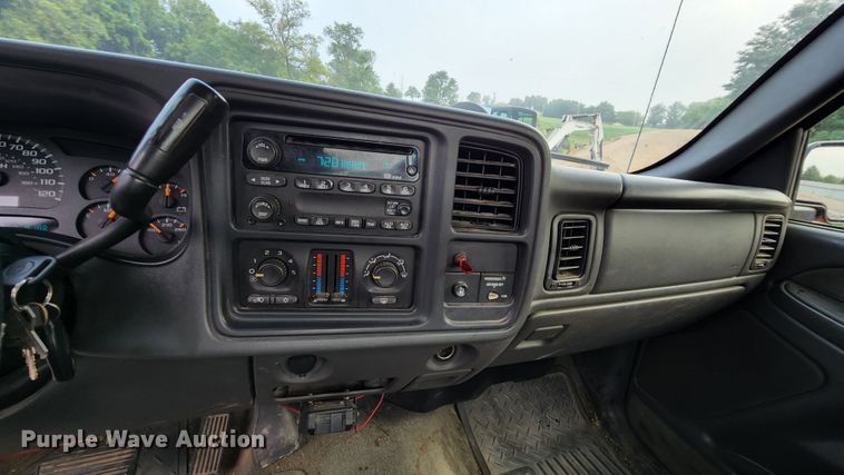 image for item MK9036 2003 Chevrolet Silverado 2500HD  pickup truck