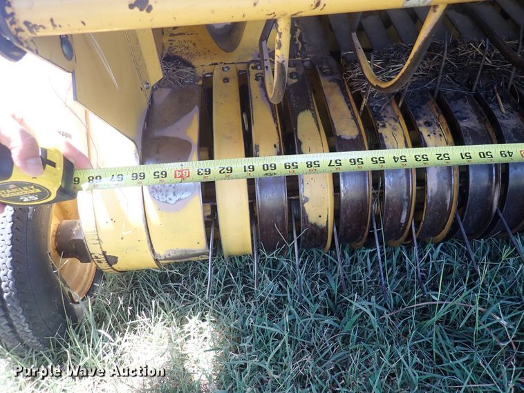 image for item DF5031 2003 New Holland BR750  round baler