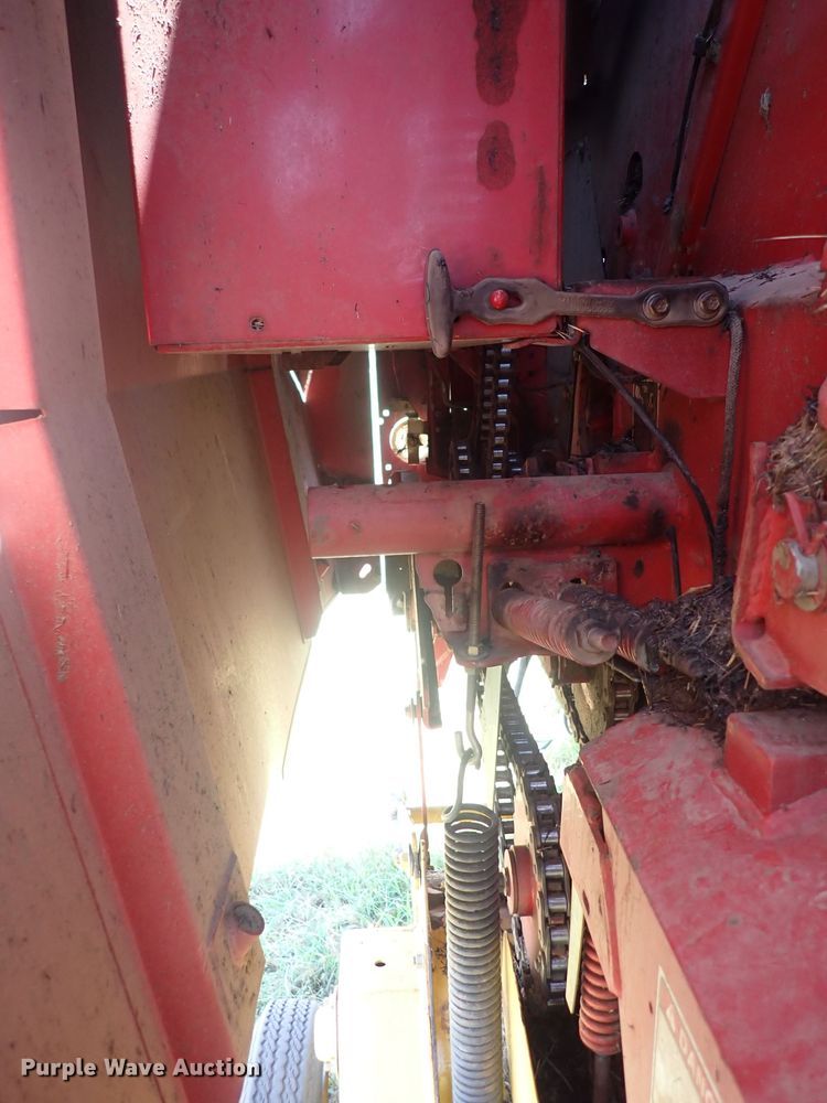 image for item DF5031 2003 New Holland BR750  round baler