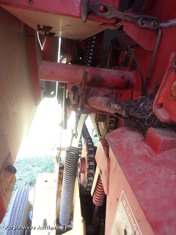 image for item DF5031 2003 New Holland BR750  round baler