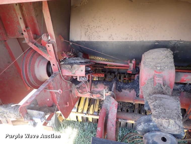 image for item DF5031 2003 New Holland BR750  round baler