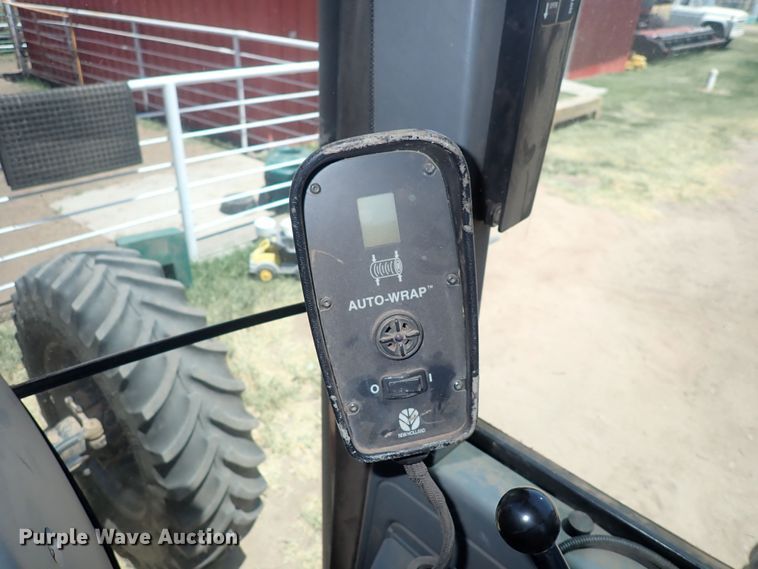 image for item DF5031 2003 New Holland BR750  round baler