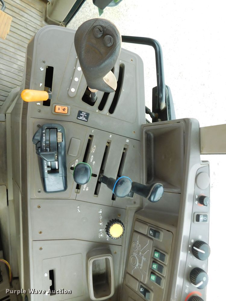 image for item DJ7674 2007 John Deere 7230  MFWD tractor