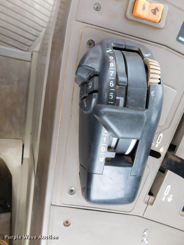 image for item DJ7674 2007 John Deere 7230  MFWD tractor