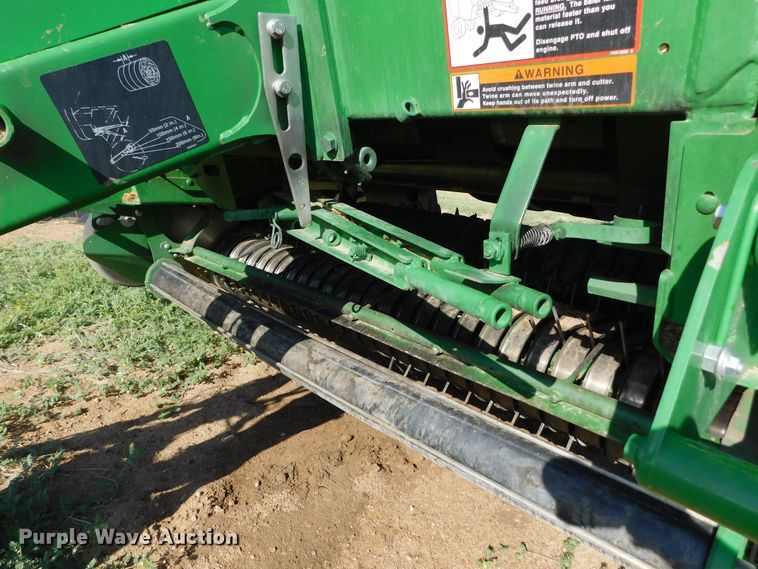 image for item DJ7675 2019 John Deere 560M  round baler