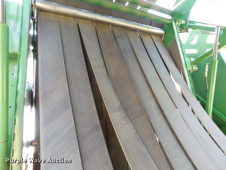 image for item DJ7675 2019 John Deere 560M  round baler