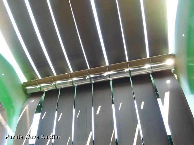 image for item DJ7675 2019 John Deere 560M  round baler