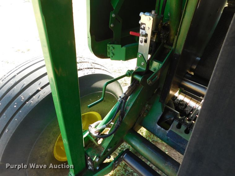 image for item DJ7675 2019 John Deere 560M  round baler