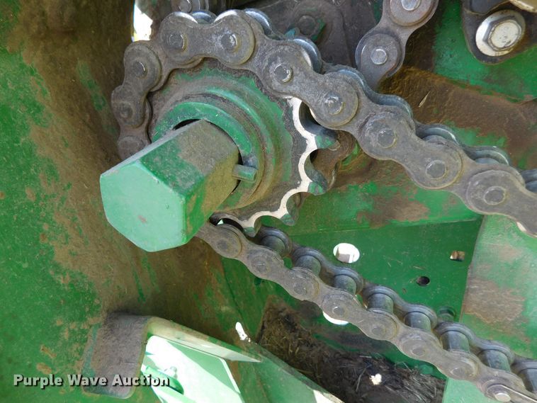 image for item DJ7675 2019 John Deere 560M  round baler