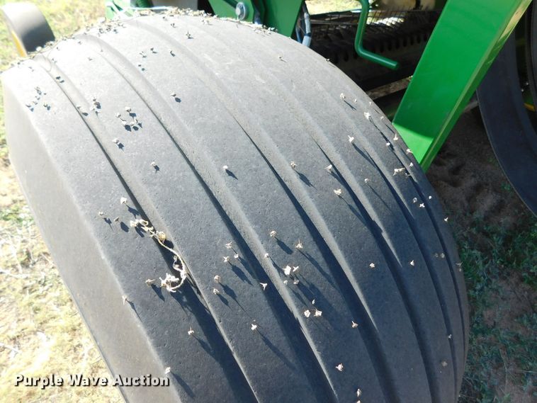 image for item DJ7675 2019 John Deere 560M  round baler