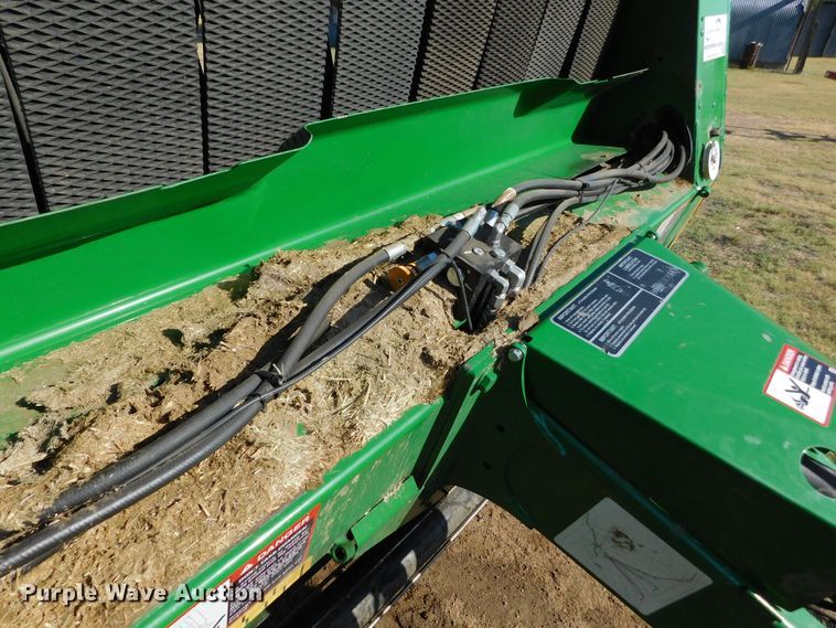 image for item DJ7675 2019 John Deere 560M  round baler