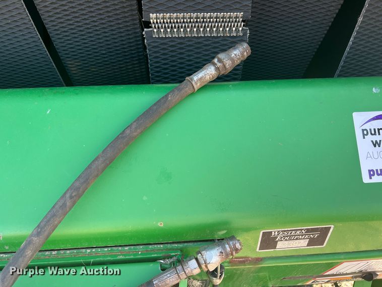 image for item DK7020 2004 John Deere 567  round baler