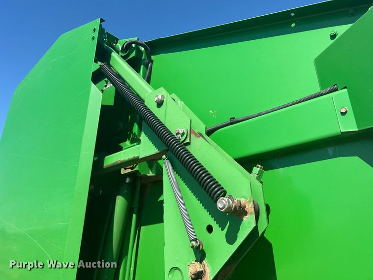 image for item DK7020 2004 John Deere 567  round baler