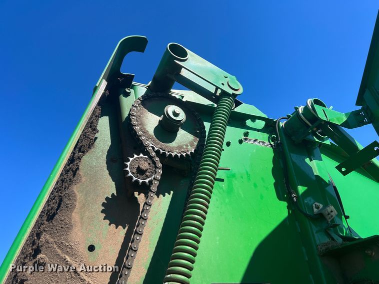 image for item DK7020 2004 John Deere 567  round baler