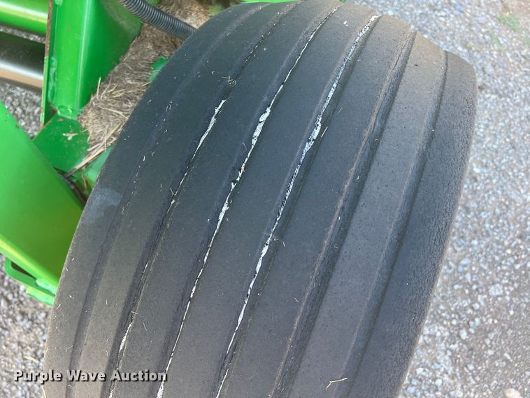 image for item DK7020 2004 John Deere 567  round baler