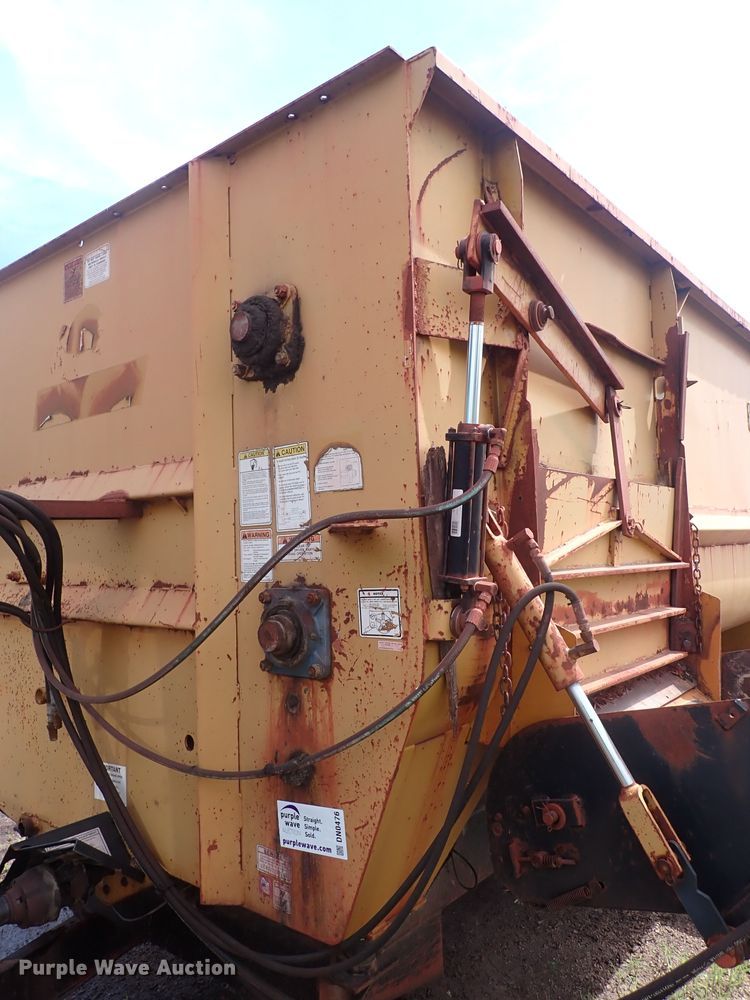 image for item DN0476 Knight Reel-Auggie 3700  feed mixer