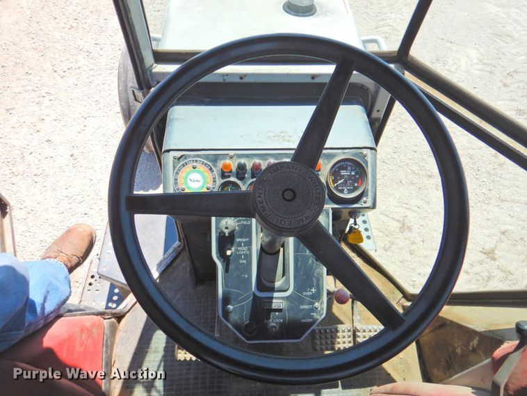 image for item DP4698 1982 White 2-135  tractor