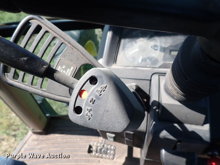 image for item IN9067 2002 John Deere 6605  MFWD tractor