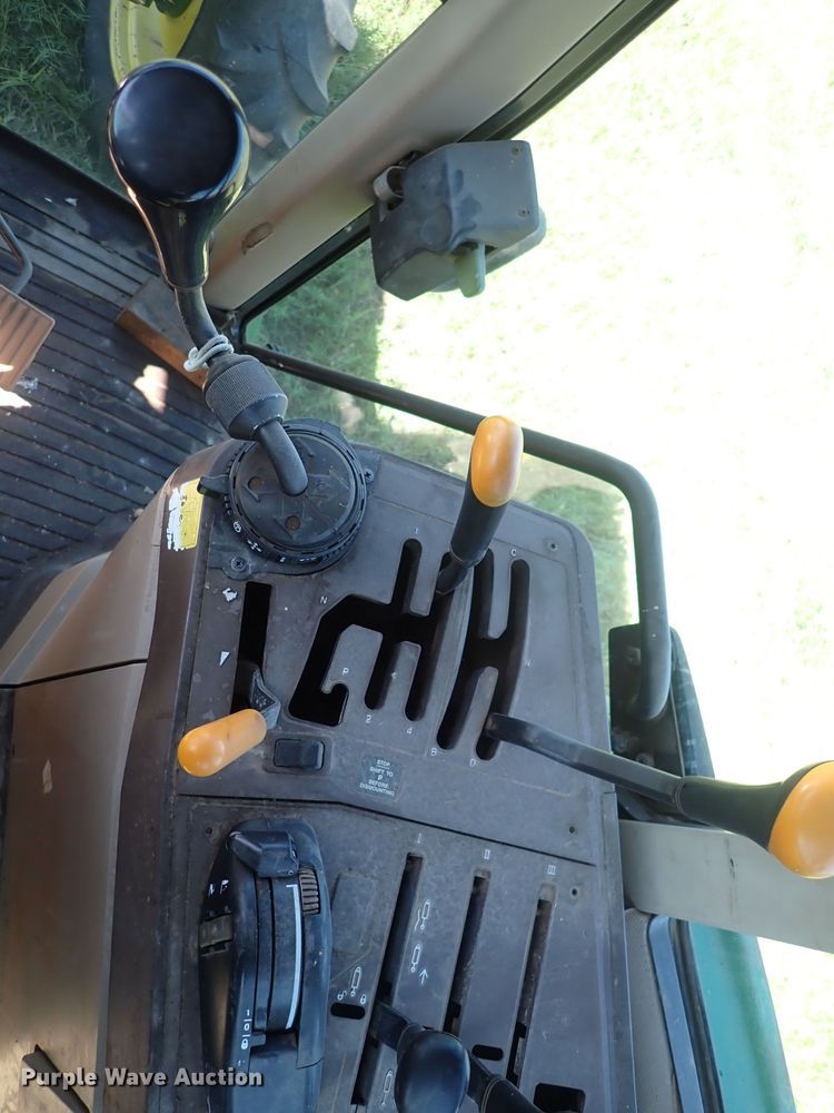 image for item IN9067 2002 John Deere 6605  MFWD tractor