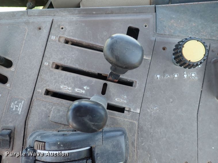 image for item IN9067 2002 John Deere 6605  MFWD tractor