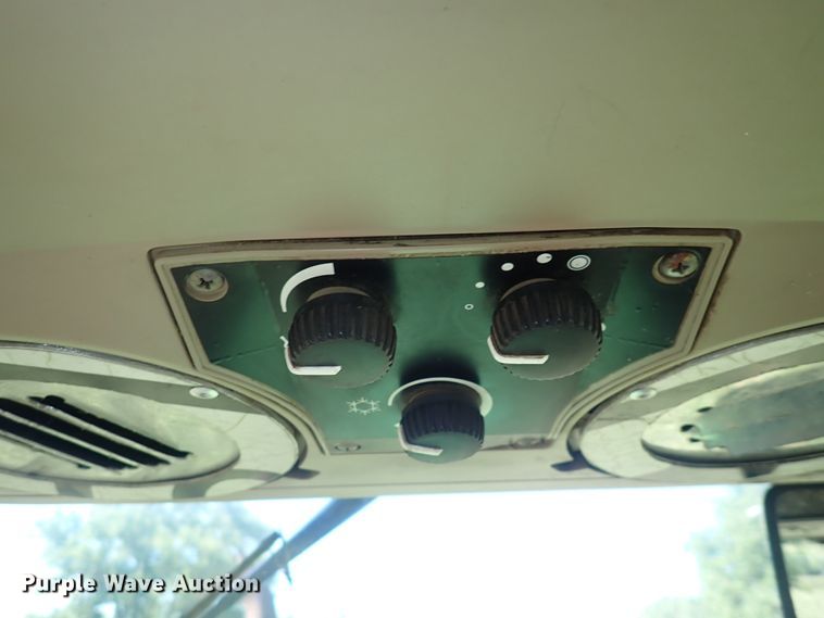 image for item IN9067 2002 John Deere 6605  MFWD tractor