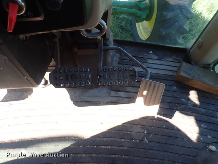 image for item IN9067 2002 John Deere 6605  MFWD tractor