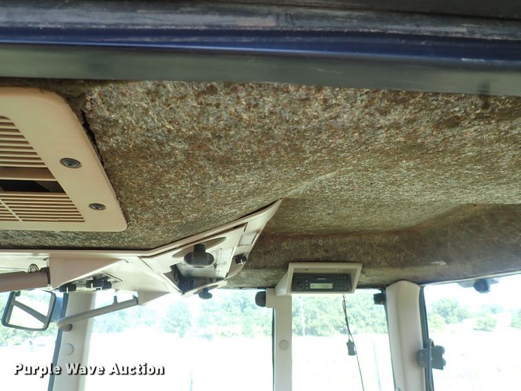 image for item IN9067 2002 John Deere 6605  MFWD tractor