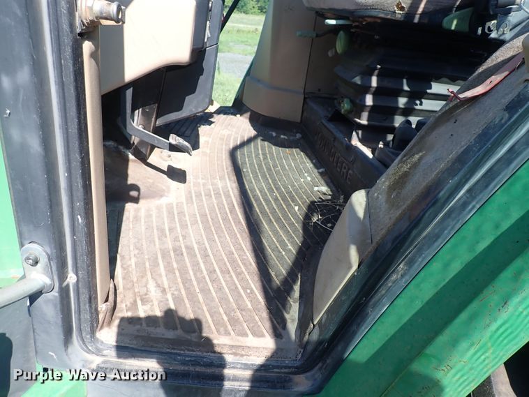 image for item IN9067 2002 John Deere 6605  MFWD tractor