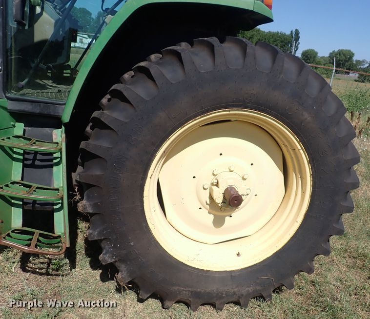 image for item IN9067 2002 John Deere 6605  MFWD tractor